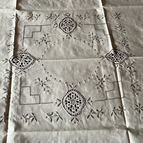 NWOT Embroidered and Crocheted Tea Size Tablecloth and 6 Napkins - Picture 2 of 8